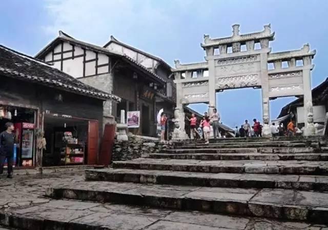 为什么古代皇帝的龙袍颜色都是不一样的,不是应该都是黄色的吗?